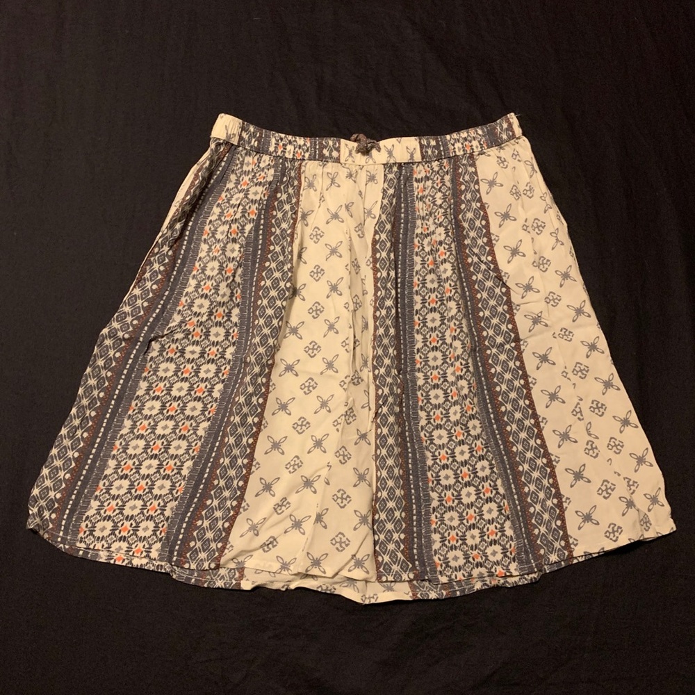 Cute patterned hollister skirt